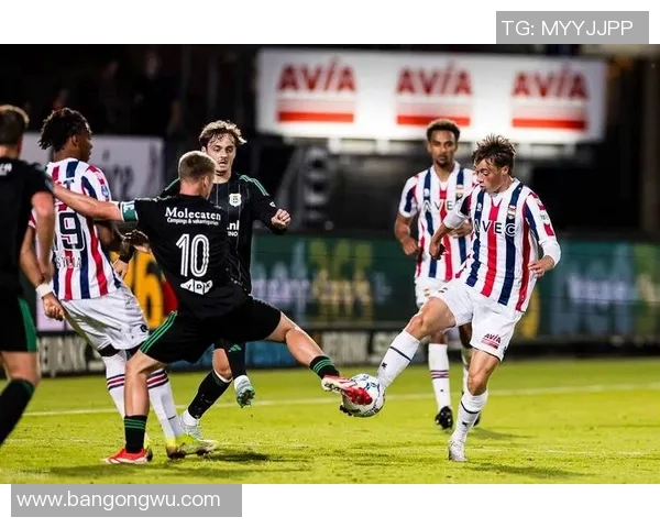 伯德闪耀与莫尔德的精彩对决揭示了足球战术的博弈与球员的非凡表现 伯德闪耀与莫尔德的精彩对决揭示了足球战术的博弈与球员的非凡表现