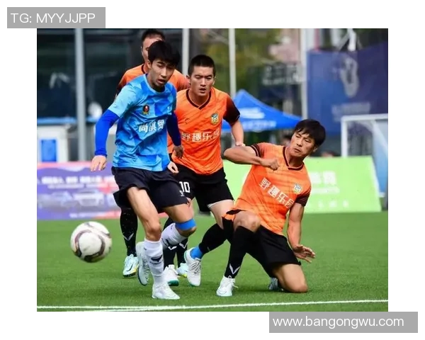 大连人对决重庆人激战正酣双方全力争胜展现足球激情与团队精神 大连人对决重庆人激战正酣双方全力争胜展现足球激情与团队精神